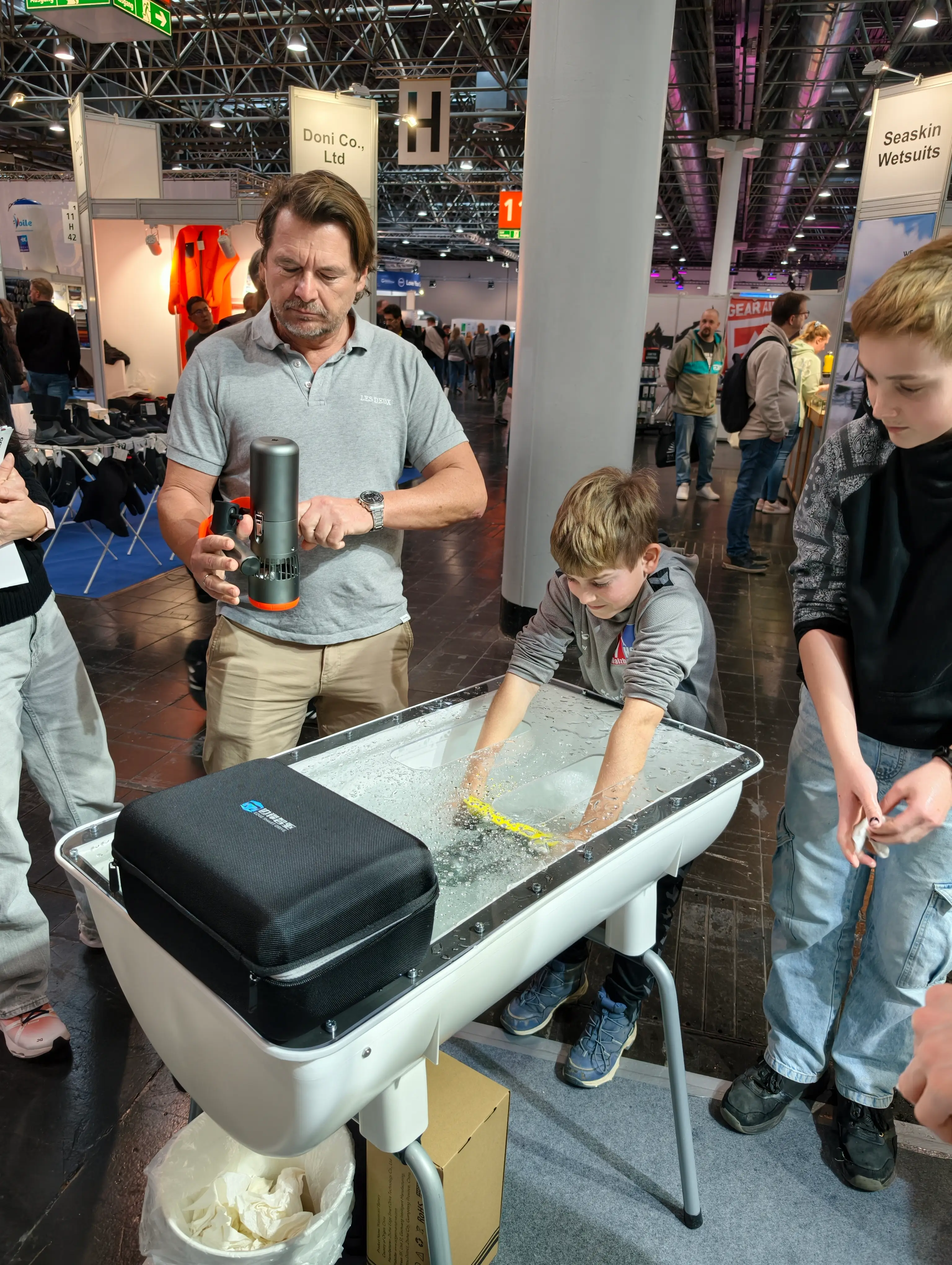 Live demonstration of quiet direct-drive electric kayak motor at BOOT D&uuml;sseldorf 2026